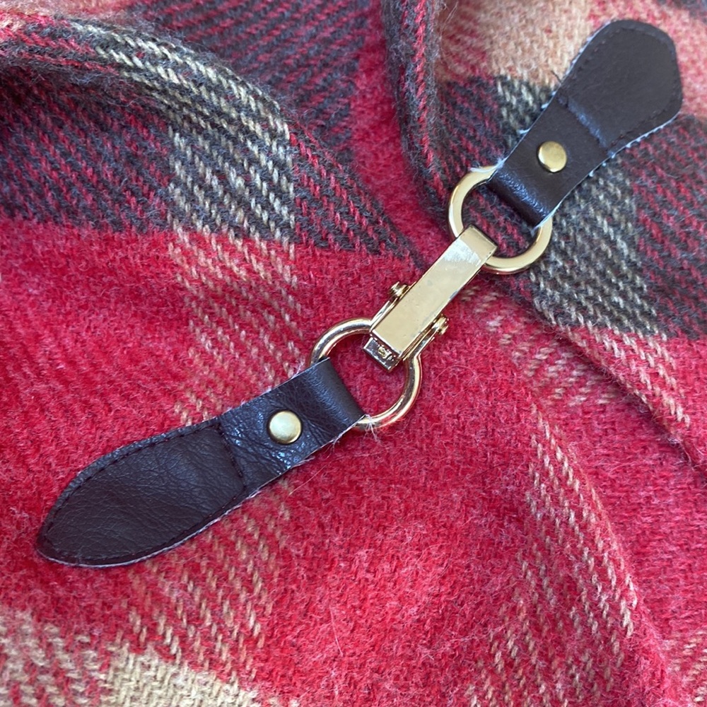 Modena red plaid shawl w/vegan leather & fo-gold clasp. 100%Acrylic 1sz fits all - Picture 5 of 5